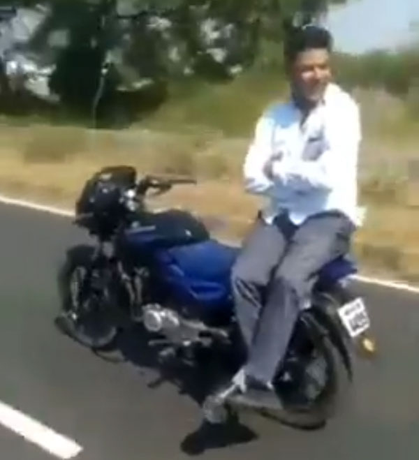 ‘இந்தியாவின் ஓட்டுனர்-இல்லா மோட்டார்சைக்கிள்’- நகைச்சுவையாக இணையத்தில் வைரலாகும் வீடியோ!!