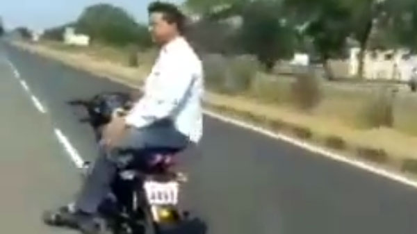 ‘இந்தியாவின் ஓட்டுனர்-இல்லா மோட்டார்சைக்கிள்’- நகைச்சுவையாக இணையத்தில் வைரலாகும் வீடியோ!!