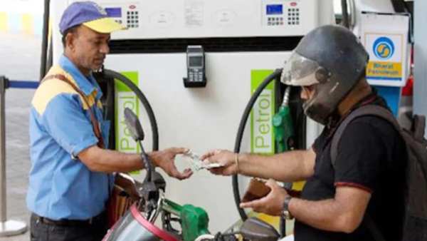 “பெட்ரோல் விலை உயர்வுக்கு காரணம், இலவசமாக கொரோனா தடுப்பூசி வழங்கப்படுவதுதான்” - மத்திய அமைச்சர் கருத்து