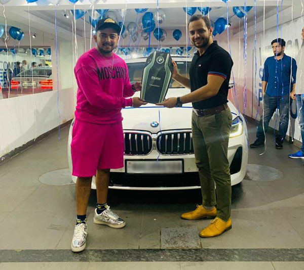 IPL முடிச்சிட்டு இந்தியா வந்த கையோடு புதிய BMW காருடன் பிரித்வி ஷா!! ஷோரூம் விலையே ரூ.70 லட்சத்தை தாண்டுது