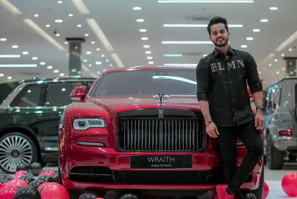 மனைவியின் பிறந்த நாளுக்கு ரோல்ஸ் ராய்ஸ் காரை பரிசளித்த கணவர்... விலை எவ்ளோனு தெரிஞ்சா ஆடிப்போயிருவீங்க!