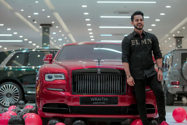 மனைவியின் பிறந்த நாளுக்கு ரோல்ஸ் ராய்ஸ் காரை பரிசளித்த கணவர்... விலை எவ்ளோனு தெரிஞ்சா ஆடிப்போயிருவீங்க!