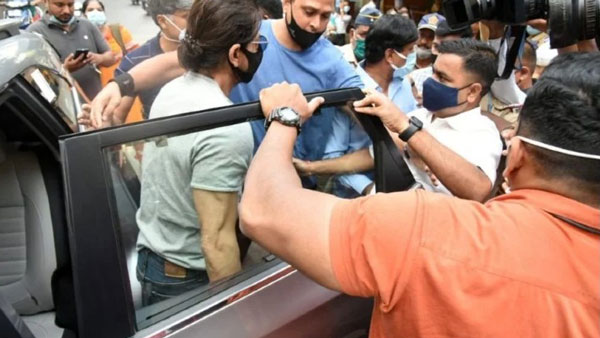 சிறையில் அடைக்கப்பட்டுள்ள மகனை சந்திக்க சாதாரண காரில் வந்த ஷாருக்கான்... காரணம் என்னனு தெரியுமா?