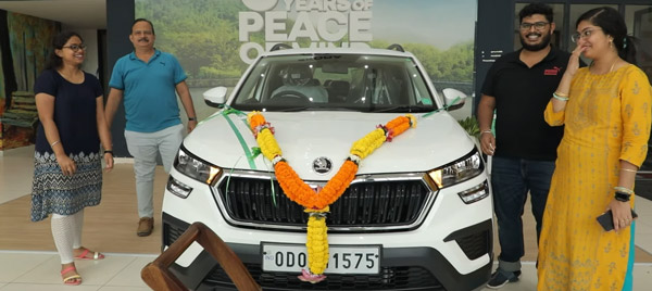 அப்பாவுக்கு ஆச்சரிய பரிசு வழங்கிய இளைஞர்... கார் ஷோரூமையே சென்டிமென்டில் மூழ்க வைத்த அந்த தருணம்!