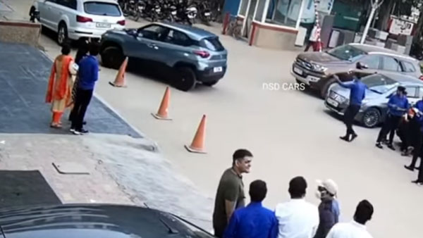 ஷோரூமை விட்டு வெளியேகூட போகல... அதுக்குள்ள நொருக்கிட்டாரு! உற்சாக மிகுதியால் நடந்த சோகம்!