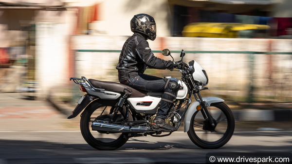 சூப்பரான விலை... புதிய அவதாரத்தில் TVS Radeon பைக் அறிமுகம்... மைலேஜ் எவ்ளோனு தெரிஞ்சா உடனே புக் பண்ணீருவீங்க!