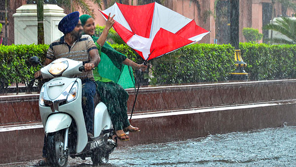 குடை பயன்படுத்த கூடாது... மீறினா கடும் அபராதம்... காவல்துறை எச்சரிக்கை! இந்த விநோத தடை எங்கு தெரியுமா?