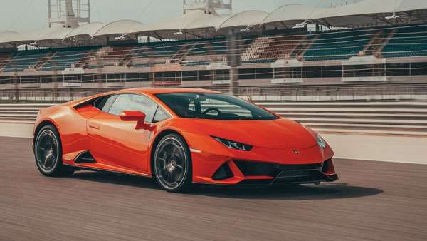 அடடே இவ்ளே சீக்கிரம் வாங்கிட்டாரே... Lamborghini Huracan சூப்பர்காரை வாங்கியிருக்கும் இவரை யாருனு தெரியுதா?