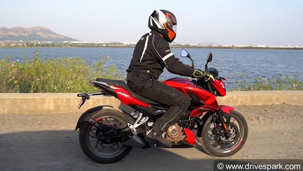 பல்சர் 250 பைக்குகளின் டெலிவிரி ஆரம்பமாகியது!! முன்பதிவு செய்தவர்கள் செம்ம குஷி!