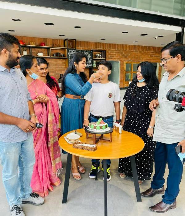 ஆளே மாறிட்டாங்க! மிக அதிக விலை காரை வாங்கி மறந்துகிடந்த ரசிகர்களின் ஞாபகத்தில் மீண்டும் இடம் பிடித்த நடிகை!