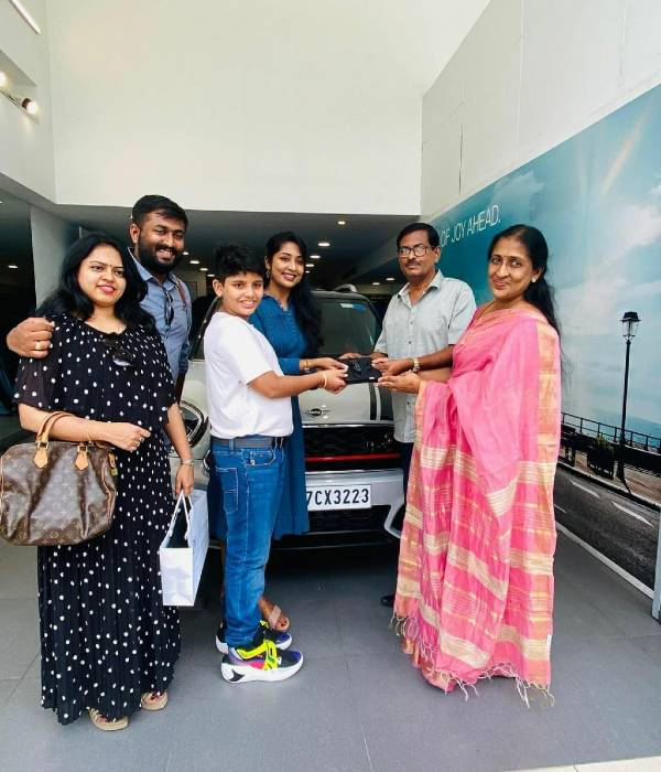 ஆளே மாறிட்டாங்க! மிக அதிக விலை காரை வாங்கி மறந்துகிடந்த ரசிகர்களின் ஞாபகத்தில் மீண்டும் இடம் பிடித்த நடிகை!