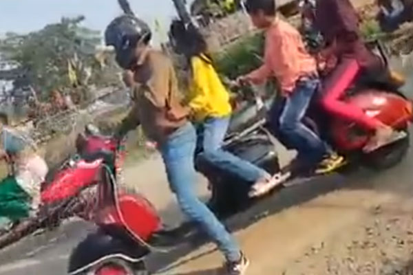 ரூ. 30,000 செலவில் நான்கு பேர் செல்லும் ஸ்கூட்டர் தயார்! இப்படி ஒரு வண்டி நமக்கும் கிடைச்சா செம்மையா இருக்கும்!
