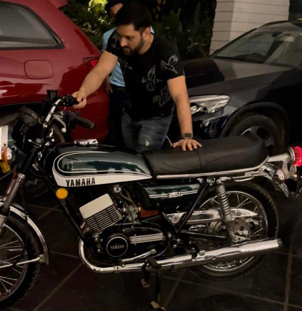 அடேங்கப்பா புதுசாக்கிட்டாரே... புதிதுபோல் மாற்றப்பட்ட Yamaha RD350 பைக்கை டெலிவரி எடுத்த டோனி!