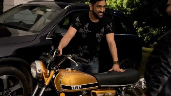 அடேங்கப்பா புதுசாக்கிட்டாரே... புதிதுபோல் மாற்றப்பட்ட Yamaha RD350 பைக்கை டெலிவரி எடுத்த டோனி!