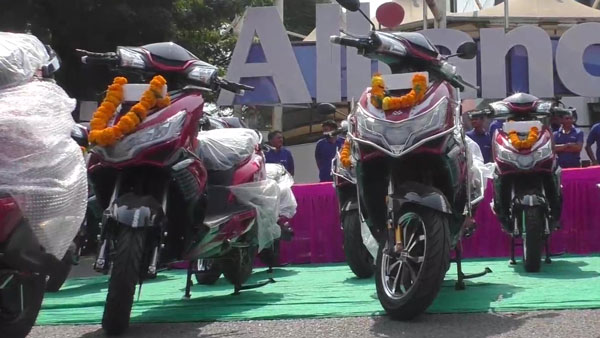 குடுத்து வெச்சவங்க! தீபாவளி பரிசாக ஊழியர்களுக்கு எலெக்ட்ரிக் ஸ்கூட்டர்கள்! விலை எவ்ளோனு தெரிஞ்சா அசந்திருவீங்க