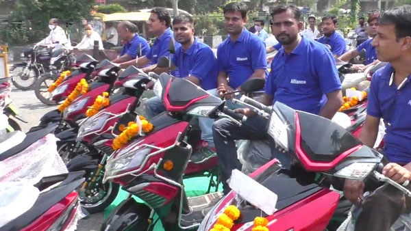 குடுத்து வெச்சவங்க! தீபாவளி பரிசாக ஊழியர்களுக்கு எலெக்ட்ரிக் ஸ்கூட்டர்கள்! விலை எவ்ளோனு தெரிஞ்சா அசந்திருவீங்க
