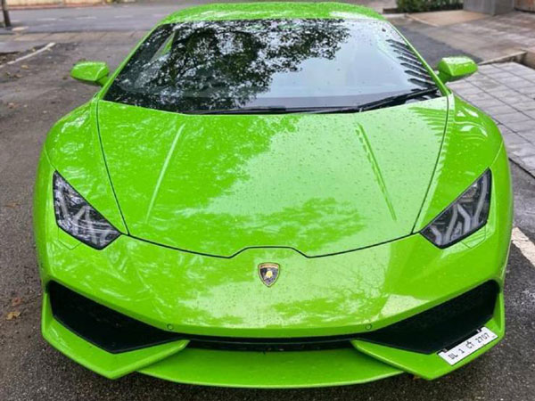 அடடே இவ்ளே சீக்கிரம் வாங்கிட்டாரே... Lamborghini Huracan சூப்பர்காரை வாங்கியிருக்கும் இவரை யாருனு தெரியுதா?