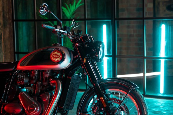 சூப்பரா இருக்குங்க... BSA Goldstar 650 பைக்கை வெளியீடு செஞ்சிட்டாங்க... இப்பவே இத வாங்கணும் போலிருக்கு!