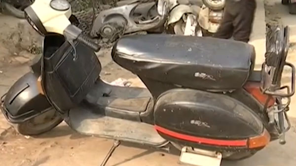 ரூ.284 கோடி பறிமுதல்! இவ்ளோ பணத்தை வெச்சுகிட்டு சென்ட் வியாபாரி என்ன ஸ்கூட்டர், காரை ஓட்டியிருக்கார் பாருங்க!