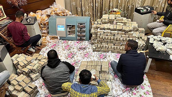 ரூ.284 கோடி பறிமுதல்! இவ்ளோ பணத்தை வெச்சுகிட்டு சென்ட் வியாபாரி என்ன ஸ்கூட்டர், காரை ஓட்டியிருக்கார் பாருங்க!