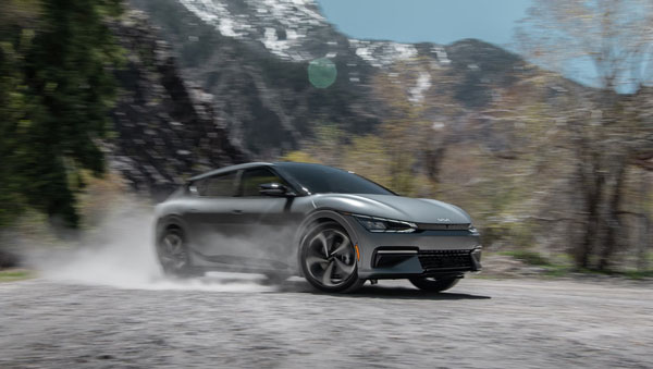 அட இவ்ளோ சூப்பரான காராங்க இது... Tesla Model S இ-காரை பின்னுக்கு தள்ளி கின்னஸ் சாதனை படைத்த Kia EV6!