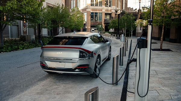 அட இவ்ளோ சூப்பரான காராங்க இது... Tesla Model S இ-காரை பின்னுக்கு தள்ளி கின்னஸ் சாதனை படைத்த Kia EV6!