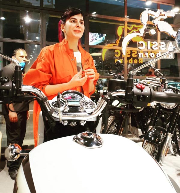 இந்த மோட்டார்சைக்கிள யாருக்குதான் பிடிக்காது! Royal Enfield Classic 350 பைக்கை வாங்கிய பிரபல நடிகை! யாருங்க அது?