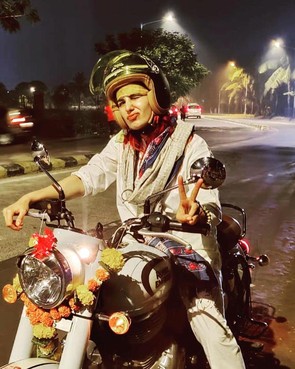 இந்த மோட்டார்சைக்கிள யாருக்குதான் பிடிக்காது! Royal Enfield Classic 350 பைக்கை வாங்கிய பிரபல நடிகை! யாருங்க அது?