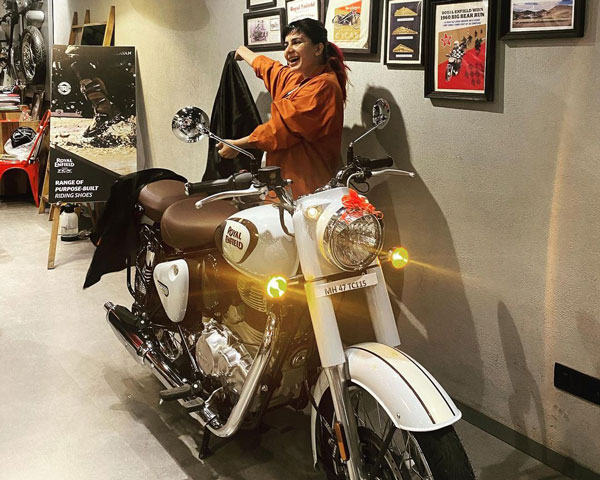 இந்த மோட்டார்சைக்கிள யாருக்குதான் பிடிக்காது! Royal Enfield Classic 350 பைக்கை வாங்கிய பிரபல நடிகை! யாருங்க அது?