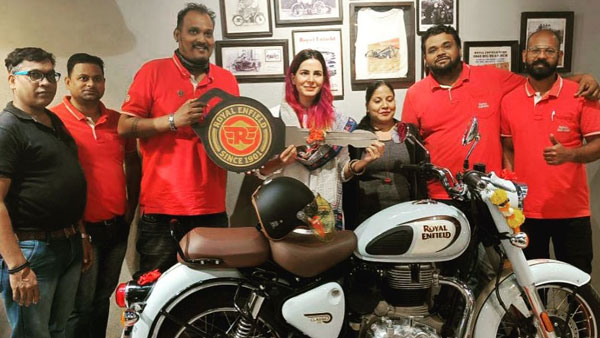 இந்த மோட்டார்சைக்கிள யாருக்குதான் பிடிக்காது! Royal Enfield Classic 350 பைக்கை வாங்கிய பிரபல நடிகை! யாருங்க அது?