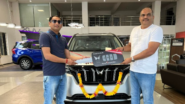 மஹிந்திரா எக்ஸ்யூவி700 டீசல் கார்களின் டெலிவிரி துவங்கியது!! மகிழ்ச்சியில் முன்பதிவு செய்த வாடிக்கையாளர்கள்!
