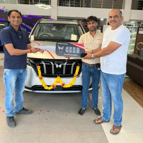 மஹிந்திரா எக்ஸ்யூவி700 டீசல் கார்களின் டெலிவிரி துவங்கியது!! மகிழ்ச்சியில் முன்பதிவு செய்த வாடிக்கையாளர்கள்!