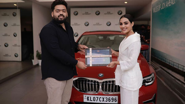 பிஎம்டபிள்யூ 3 சீரிஸ் காரை டெலிவிரி பெற்ற இளம் மலையாள நடிகை!! சிவப்பு மெட்டாலிக் நிறத்தில் கார் கண்ணை கவருது!