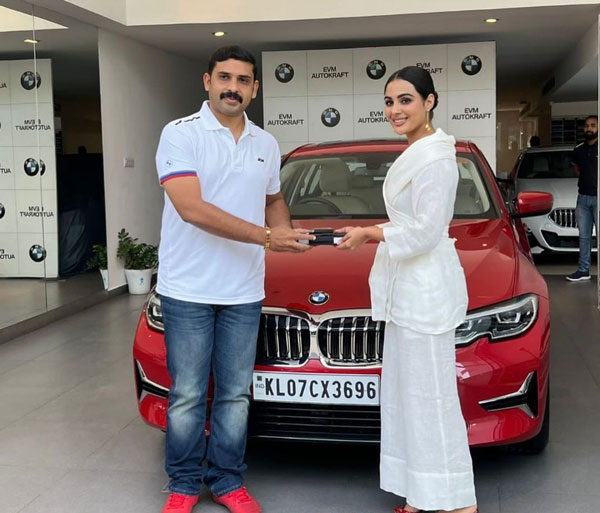 பிஎம்டபிள்யூ 3 சீரிஸ் காரை டெலிவிரி பெற்ற இளம் மலையாள நடிகை!! சிவப்பு மெட்டாலிக் நிறத்தில் கார் கண்ணை கவருது!
