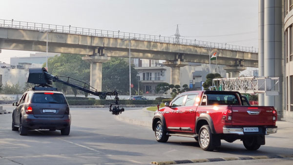 மறைப்பின்றி, இந்தியாவில் முதல்முறையாக காட்சித்தந்துள்ள டொயோட்டா ஹிலக்ஸ் பிக்அப் ட்ரக்- 2022 ஜனவரியில் அறிமுகம்