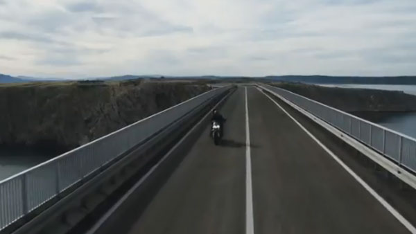 Triumph Rocket 3 221 சிறப்பு பதிப்பு மோட்டார்சைக்கிள் அறிமுகம்... தயவு செஞ்சு இதோட விலைய மட்டும் கேட்காதீங்க!