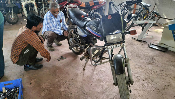 பெட்ரோல் பைக்கை எலெக்ட்ரிக் பைக்காக மாற்றலாம்... எவ்ளோ செலவு ஆகும்னு தெரிஞ்சா இப்பவே மாத்த ஆசைப்படுவீங்க!