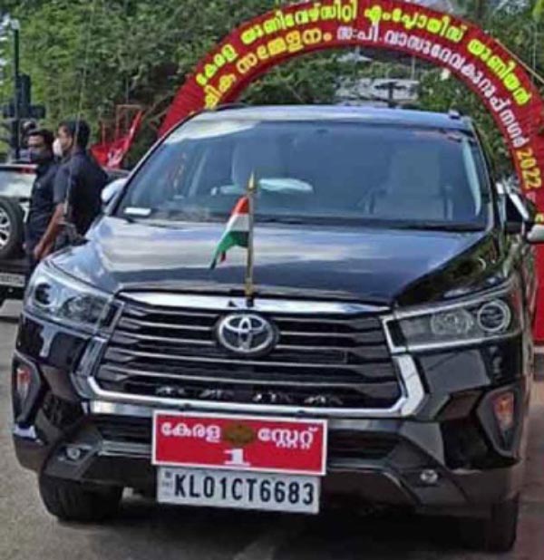 இத்தனை லட்சம் செலவா? வெள்ளைக்கு பதிலாக கருப்பு நிற காருக்கு மாறிய பினராயி விஜயன்... காரணம் என்னனு தெரியுமா?