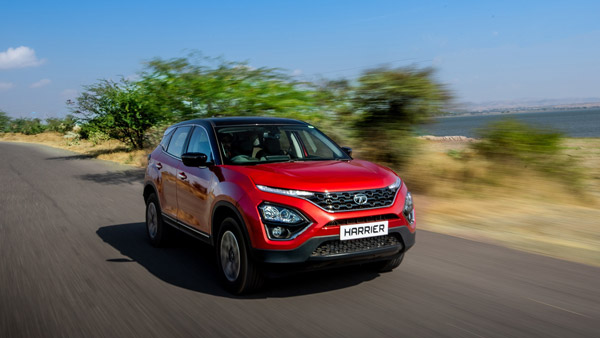கியா கேரன்ஸிற்கு சவாலான போட்டி மாடலாக மஹிந்திராவின் எக்ஸ்யூவி700!! சரிவை காணும் ஹூண்டாய் அல்கஸாரின் விற்பனை