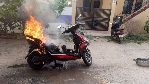 ஜஸ்ட் மிஸ்... ஓட்டிக் கொண்டிருந்தபோதே தீ பிடித்த எலெக்ட்ரிக் ஸ்கூட்டர்! எந்த நிறுவனத்தின் இ-ஸ்கூட்டர் தெரியுமா? 2 ஜஸ்ட் மிஸ்... ஓட்டிக் கொண்டிருந்தபோதே தீ பிடித்த எலெக்ட்ரிக் ஸ்கூட்டர்! எந்த நிறுவனத்தின் இ-ஸ்கூட்டர் தெரியுமா?