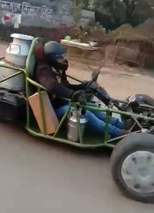 பாலை டெலிவரி கொடுப்பதற்காக பால்காரரே உருவாக்கிய வினோத வாகனம்! பாக்க எஃப்1 ரேஸ் வாகனம் மாதிரி இருக்கு! 4 பாலை டெலிவரி கொடுப்பதற்காக பால்காரரே உருவாக்கிய வினோத வாகனம்! பாக்க எஃப்1 ரேஸ் வாகனம் மாதிரி இருக்கு!