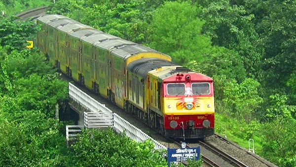 மனசை லேசாக்கும் ஊட்டி மலை ரயில் பயணம்... எவ்ளோ செலவு ஆனாலும் பரவால... வாழ்க்கைல ஒரு தடவையாச்சும் போயிரணும்!