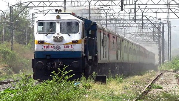 இரவு ரயில்களில் பெண்களால் டிக்கெட் எடுக்காமலேயே செல்ல முடியுமா? அடிக்கடி பயணிப்பவர்களுக்குக் கூட இந்த ரூல்ஸ்கள் தெரியாது !