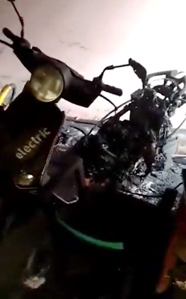 மீண்டும் எரிந்த எலெக்ட்ரிக் ஸ்கூட்டர் . . . ஆனா இதுக்கு ஸ்கூட்டர் காரணம் இல்ல . . . நடந்தது என்ன ?