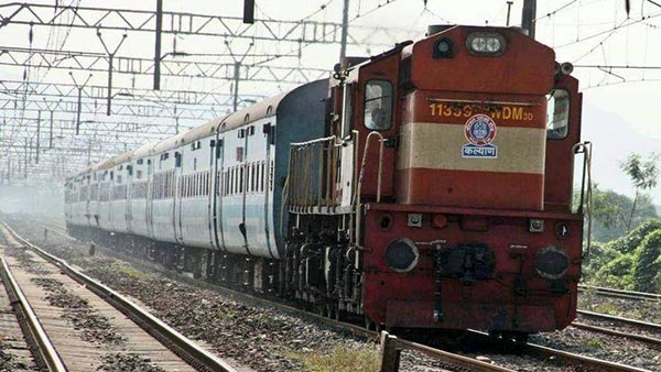 இரவு ரயில்களில் பெண்களால் டிக்கெட் எடுக்காமலேயே செல்ல முடியுமா? அடிக்கடி பயணிப்பவர்களுக்குக் கூட இந்த ரூல்ஸ்கள் தெரியாது !