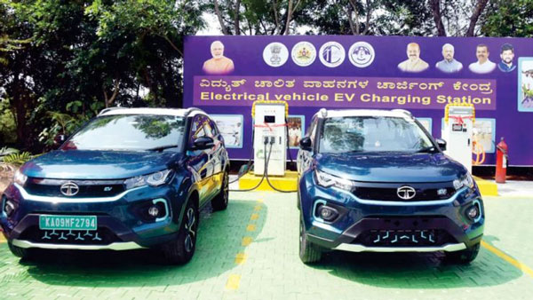எலெக்ட்ரிக் வாகனங்களின் விலையை குறையுங்கள்... நிறுவனங்களுக்கு அமைச்சர் வேண்டுகோள்... யார்னு தெரியுமா?