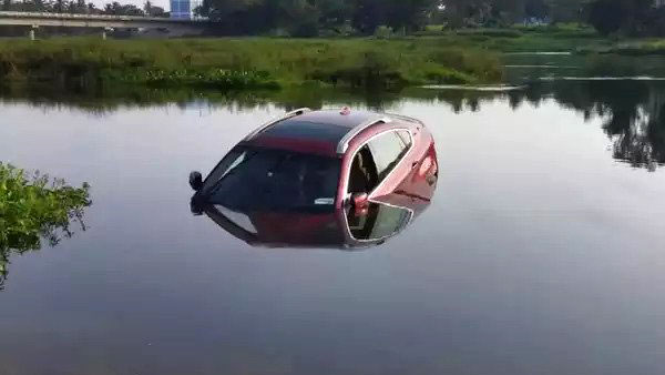 விரக்தியில் கோடி ரூபா பிஎம்டபிள்யூ காரை காவிரி ஆற்றில் தள்ளிவிட்ட நபர்... உண்மை என்னனு தெரிஞ்சா நீங்களே கவலைப்படுவீங்க!