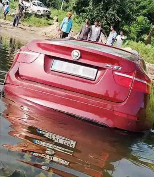 விரக்தியில் கோடி ரூபா பிஎம்டபிள்யூ காரை காவிரி ஆற்றில் தள்ளிவிட்ட நபர்... உண்மை என்னனு தெரிஞ்சா நீங்களே கவலைப்படுவீங்க!