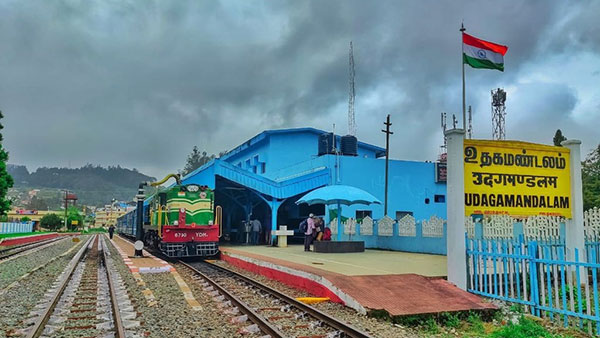 ரயில்வே ஸ்டேஷனில் உள்ள மஞ்ச கலர் போர்டில் இவ்ளோ பெரிய விஷயம் மறஞ்சிருக்கா? இது முன்னாடியே தெரியாம போச்சே!