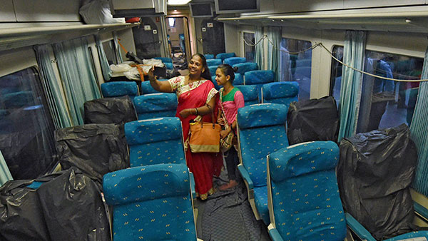 இரவு ரயில்களில் பெண்களால் டிக்கெட் எடுக்காமலேயே செல்ல முடியுமா? அடிக்கடி பயணிப்பவர்களுக்குக் கூட இந்த ரூல்ஸ்கள் தெரியாது !